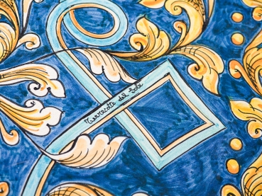blau gelber Gartentisch aus Lavastein